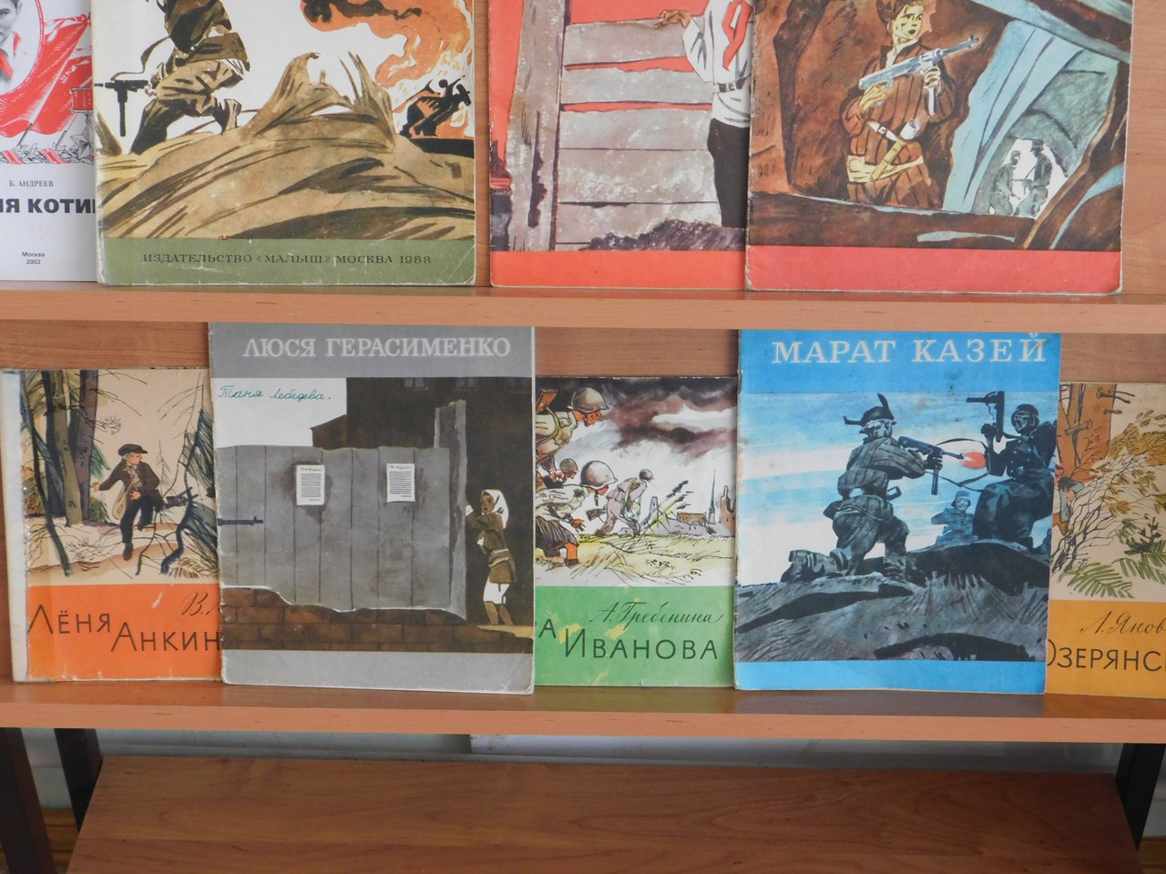 Выставка книг «Маленькие герои большой войны»