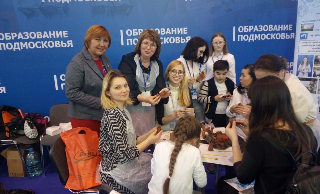 Гжельская школа приняла участие в Московском международном салоне образования