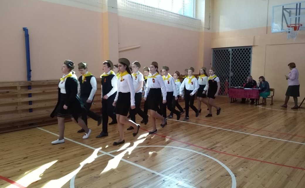 Общешкольный конкурс строя и песни в Гжельской школе