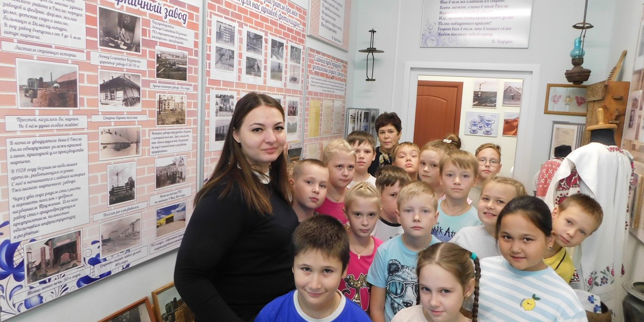 Учащиеся начальной школы МОУ Прогимназия №48 знакомятся с экспонатами Музея Детства